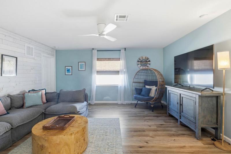 Sea Salt & Sunny Days Pool Spa Putting Green by Anna Maria Life Vacation Rentals - image 36