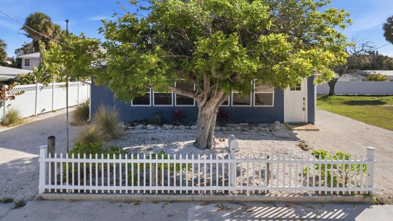 Sea Salt & Sunny Days Pool Spa Putting Green by Anna Maria Life Vacation Rentals - image 32