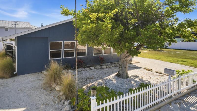 Sea Salt & Sunny Days Pool Spa Putting Green by Anna Maria Life Vacation Rentals - image 34