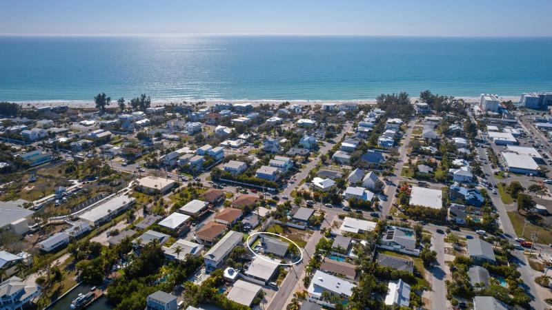 Sea Salt & Sunny Days Pool Spa Putting Green by Anna Maria Life Vacation Rentals - image 13
