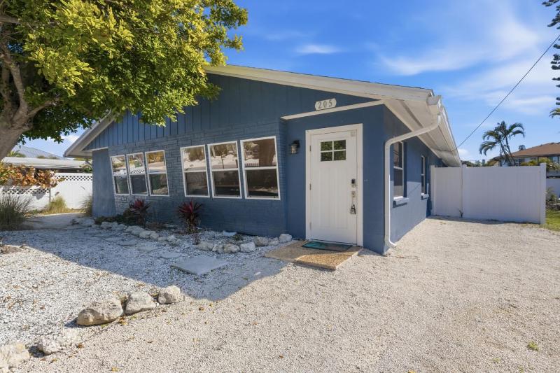 Sea Salt & Sunny Days Pool Spa Putting Green by Anna Maria Life Vacation Rentals - image 37