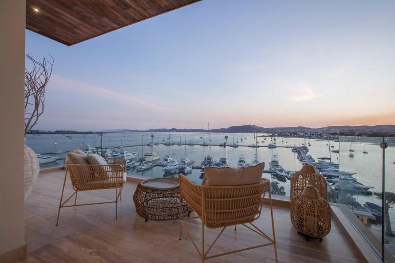 Luxury bayfront condo with panoramic views - image 13