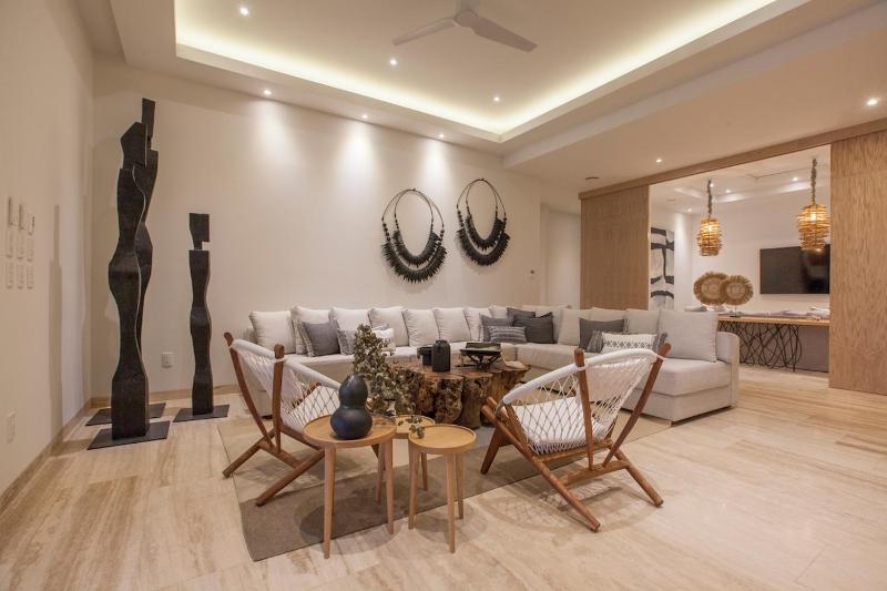 Luxury bayfront condo with panoramic views - image 7