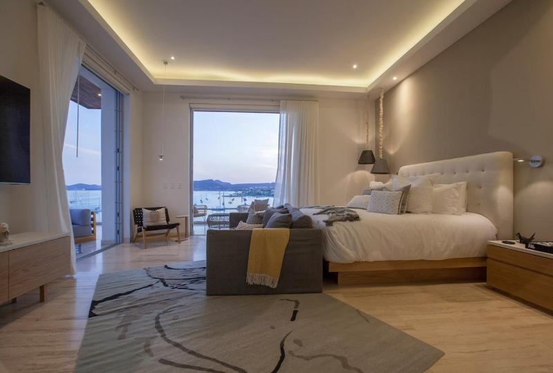 Luxury bayfront condo with panoramic views - image 5