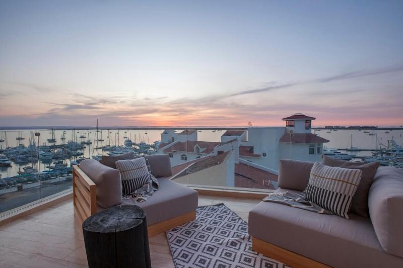 Luxury bayfront condo with panoramic views - image 3