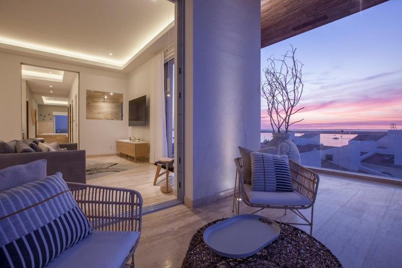 Luxury bayfront condo with panoramic views - image 16