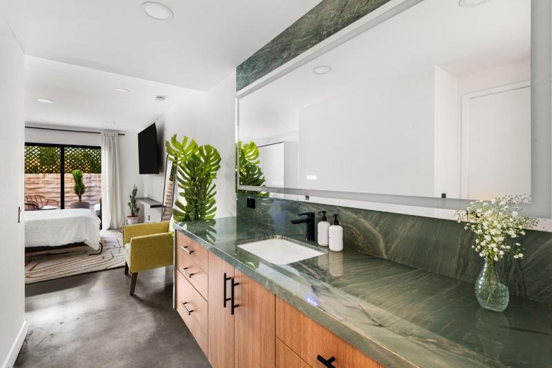 Modern Palm Springs Condo | Views Pools & Tennis - image 34