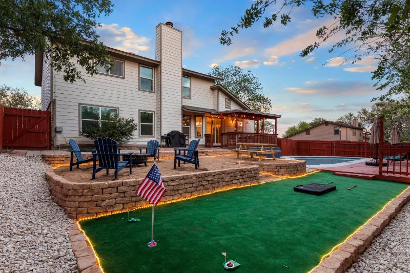 Pool Putt-Putt Fire Pit Sleeps 16 - image 38