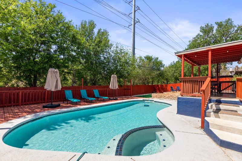 Pool Putt-Putt Fire Pit Sleeps 16 - image 29