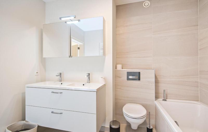 3 Bedroom Luxurious Apartment In Oostende - image 12