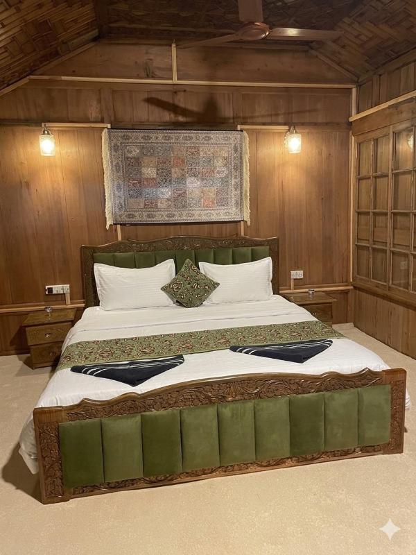 Lucky Kashmir Heritage Houseboat - image 14