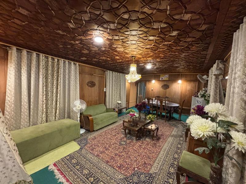 Lucky Kashmir Heritage Houseboat - image 13