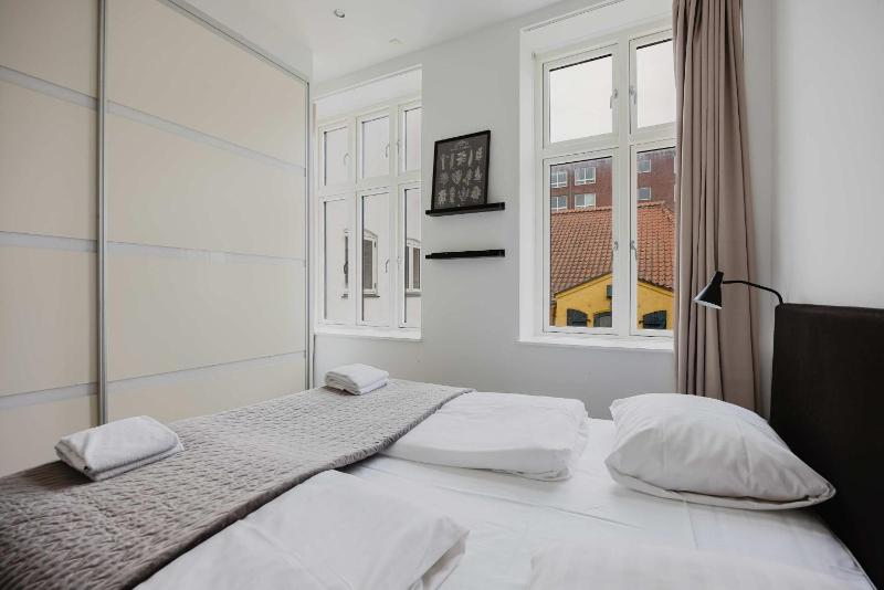 Amalienborg Stylish 2 Bed Apartment - image 6
