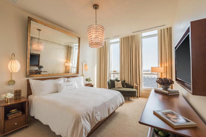 Superior King Room image 3