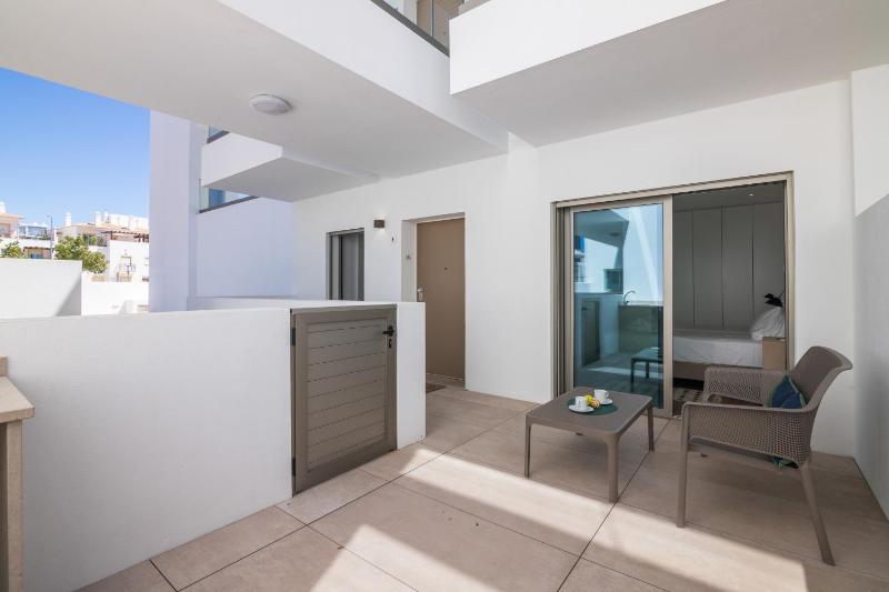 Luxury 2br With Terrace 5-min Walk - image 18