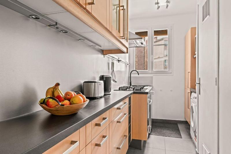 BnBNova - 2BR - Near Eiffel Tower and Montparnasse - image 8