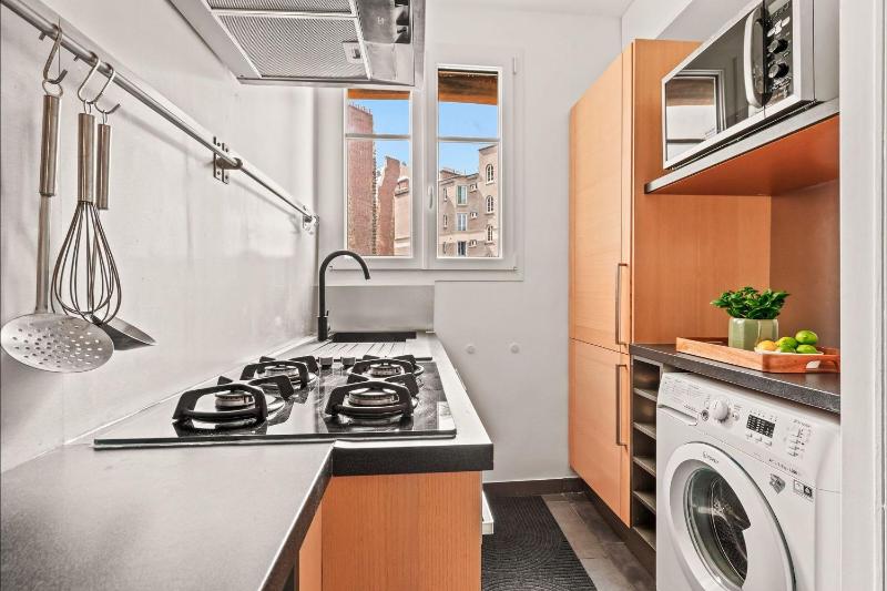 BnBNova - 2BR - Near Eiffel Tower and Montparnasse - image 16
