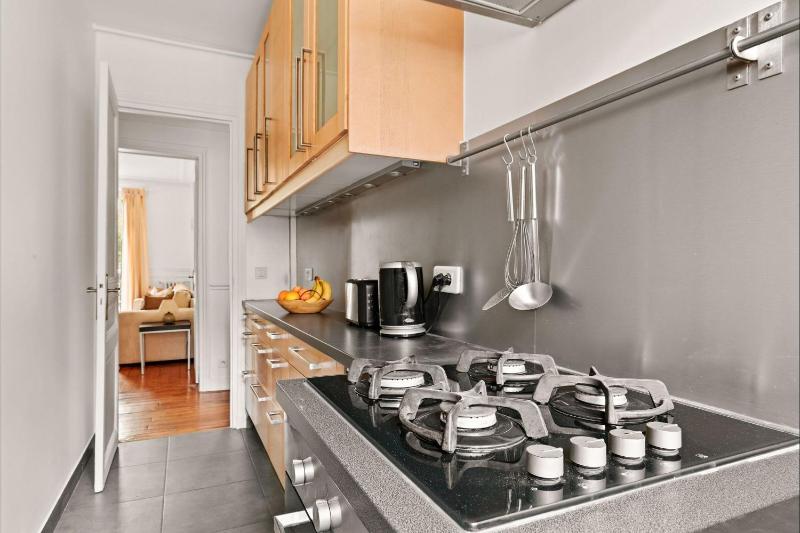 BnBNova - 2BR - Near Eiffel Tower and Montparnasse - image 13