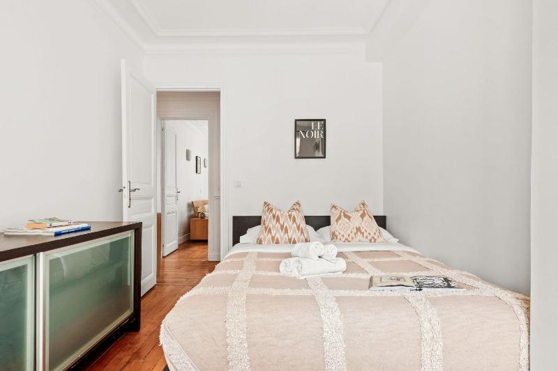 BnBNova - 2BR - Near Eiffel Tower and Montparnasse - image 15