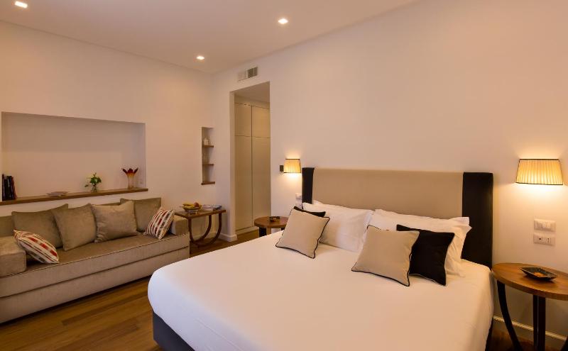 Junior Suite with Balcony image 3