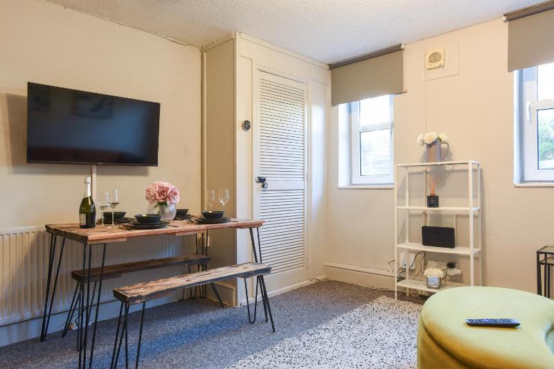 Air Maison - Apartment near Historic Dockyard - image 9
