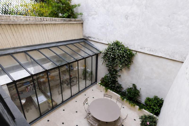 Sumptuous house with patio - image 10
