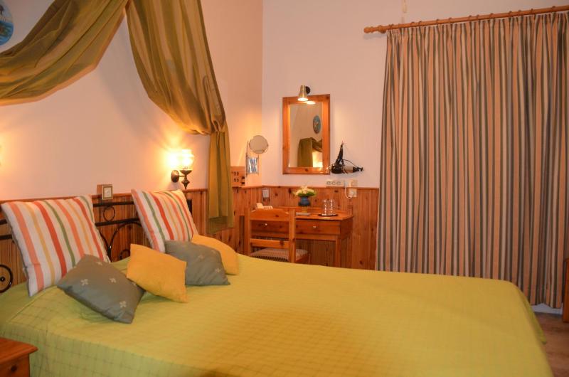 Standard Double Room with Garden View image 3