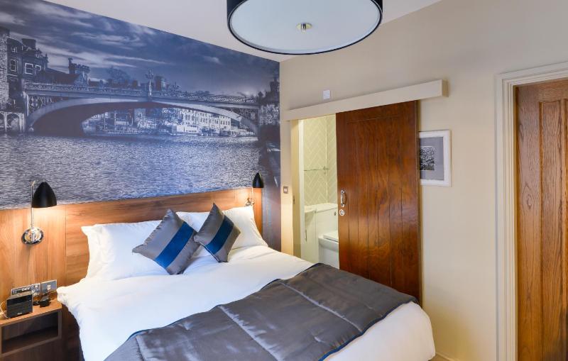 Standard Double with Ensuite image 2