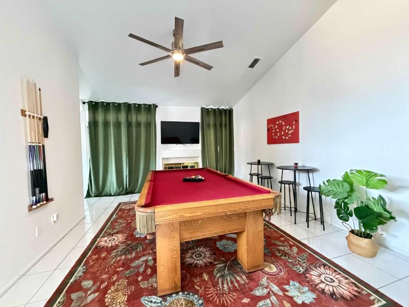 Renovated 4 Bedroom House Pool & BBQ near Strip - image 5