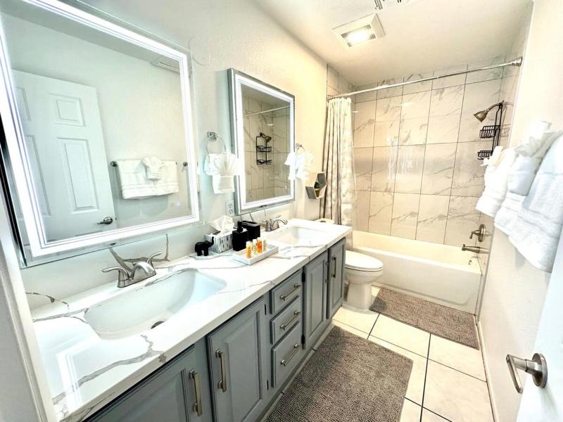Renovated 4 Bedroom House Pool & BBQ near Strip - image 14