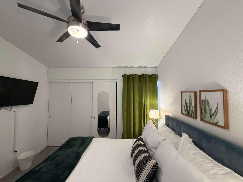 Renovated 4 Bedroom House Pool & BBQ near Strip - image 8
