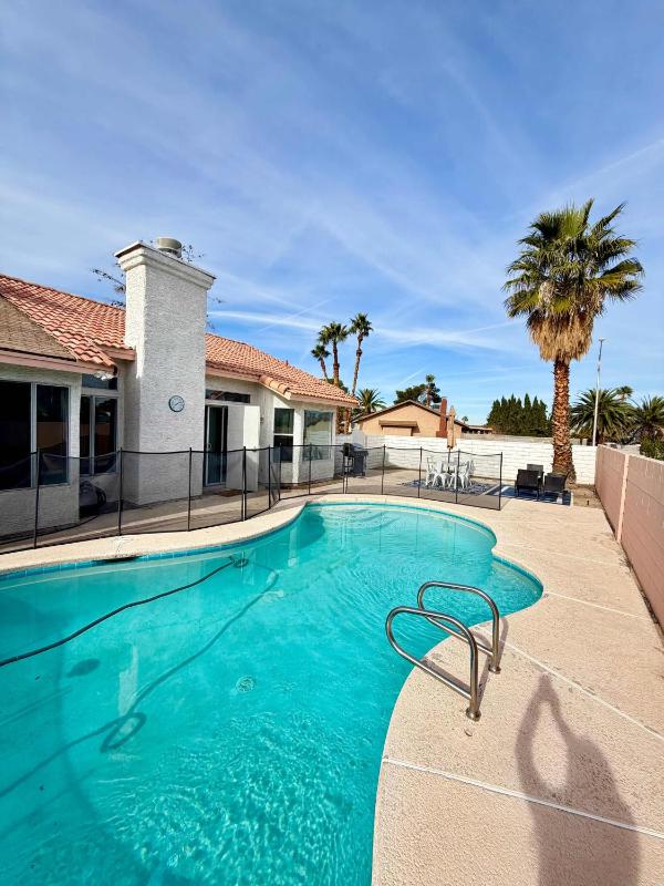 Renovated 4 Bedroom House Pool & BBQ near Strip - image 3