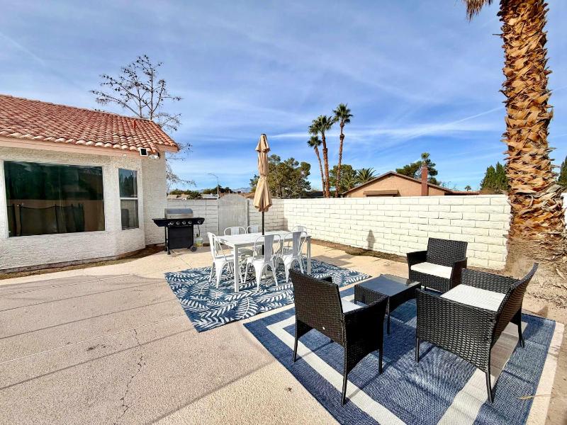 Renovated 4 Bedroom House Pool & BBQ near Strip - image 6