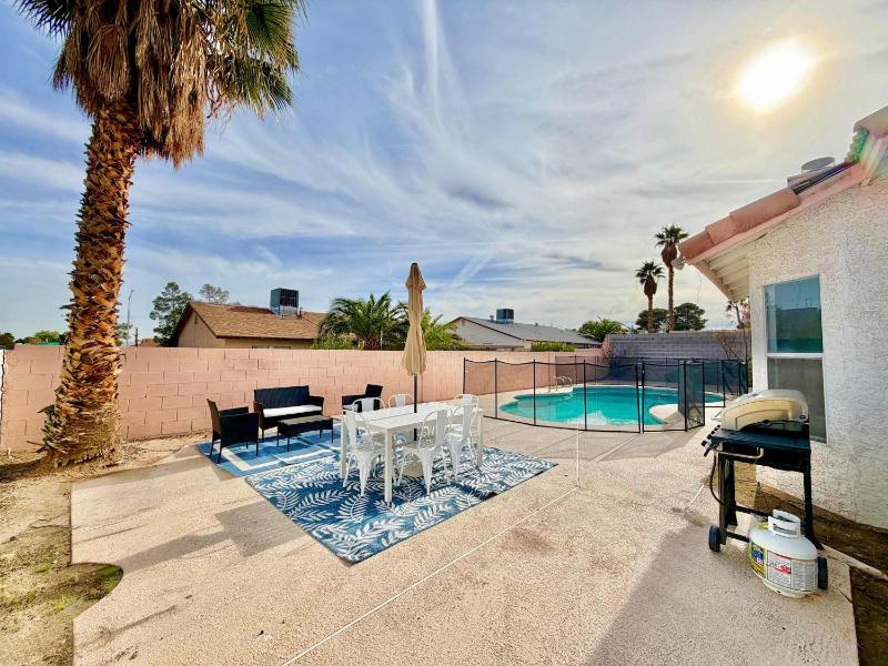 Renovated 4 Bedroom House Pool & BBQ near Strip - image 11