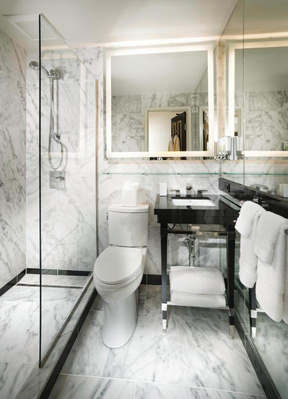 Queen Room image 2