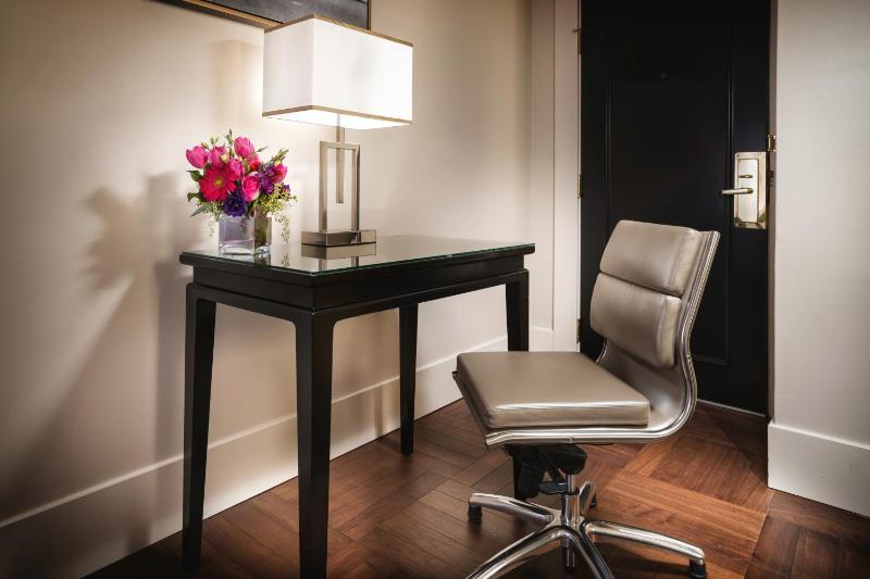Deluxe King Room image 4