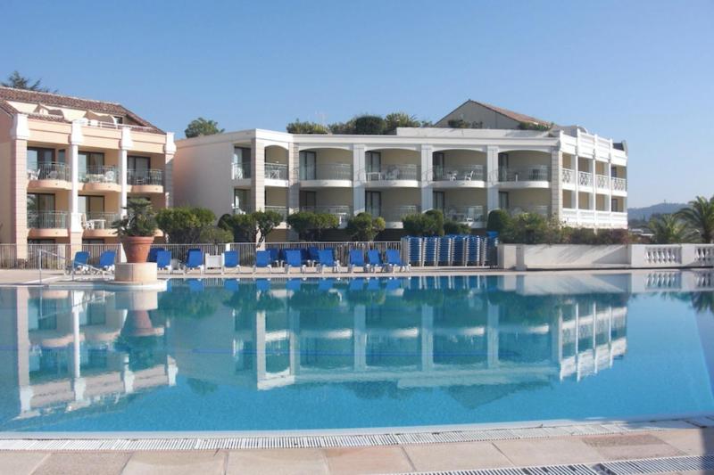 Sea views and beautiful pool - image 27