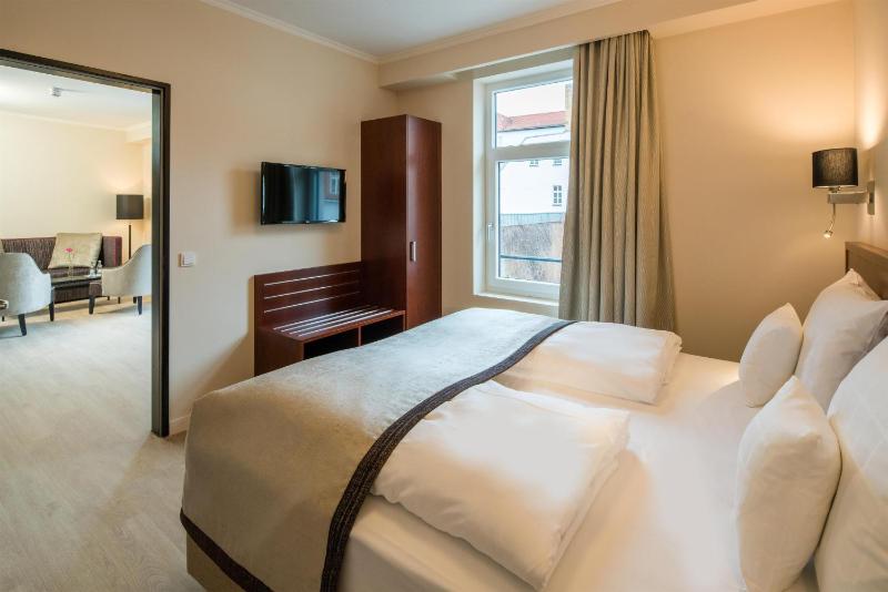 Best Western Plus Hotel Excelsior - image 41