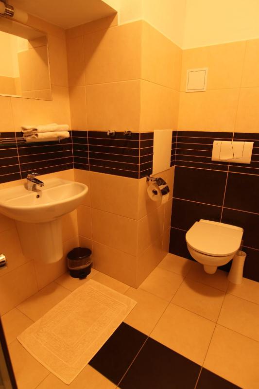 Double Room for Single Use image 3