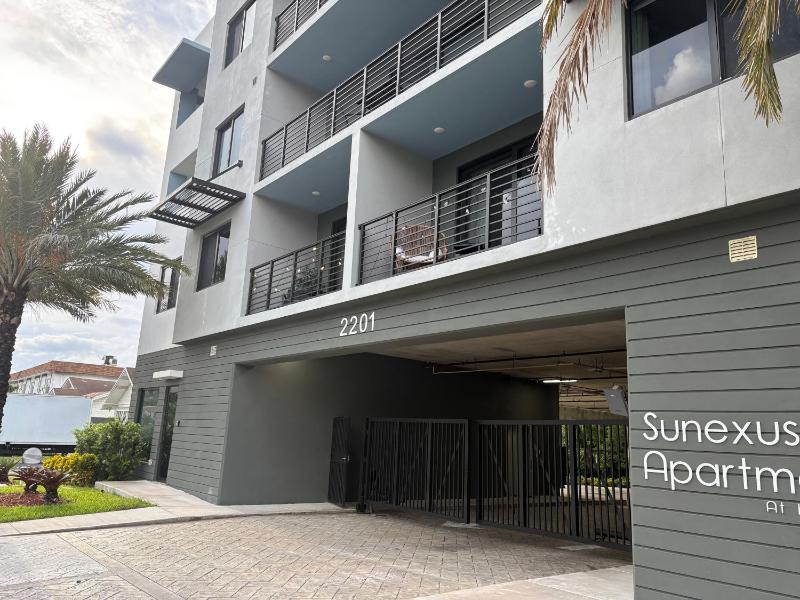 Modern One-Bedroom Apartment Near Hollywood Beach - image 7