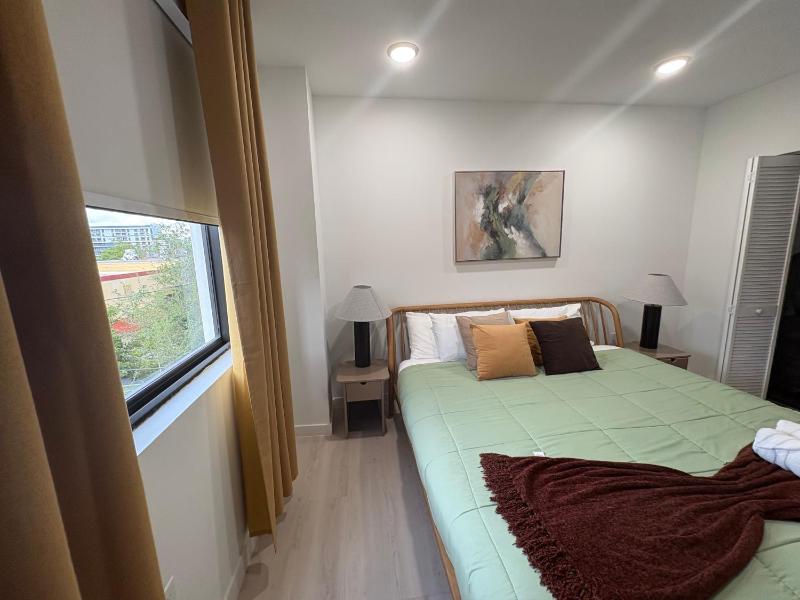 Modern One-Bedroom Apartment Near Hollywood Beach - image 6