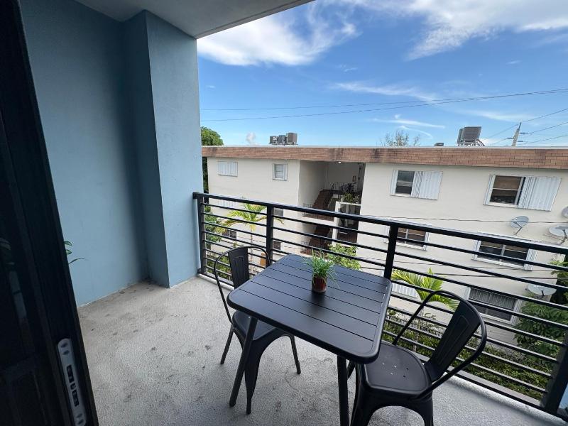 Modern One-Bedroom Apartment Near Hollywood Beach - image 5