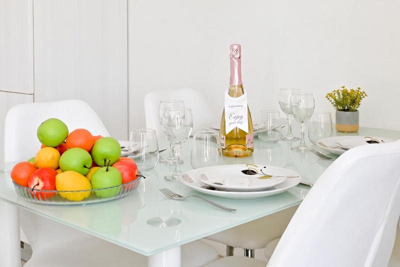 A Sunny Seaview In Central Sliema - Happy Rentals - image 9