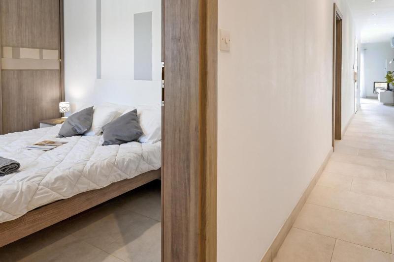 A Sunny Seaview In Central Sliema - Happy Rentals - image 12
