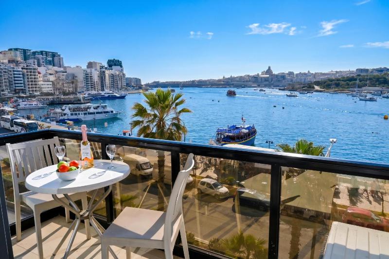 A Sunny Seaview In Central Sliema - Happy Rentals - image 7