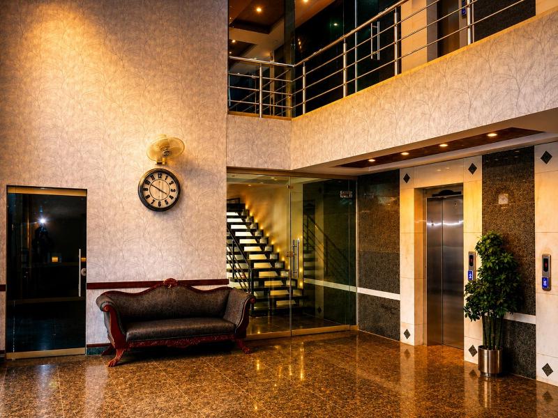 ALAYA EXECUTIVE SUITES -STUDIO -Mall of Gulberg -Families Only - image 8