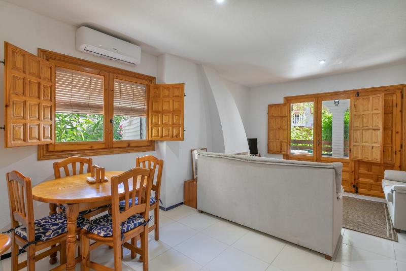 Casa en la playa con piscinas - image 9