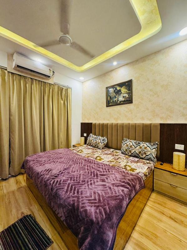 The Royal Stay - image 1