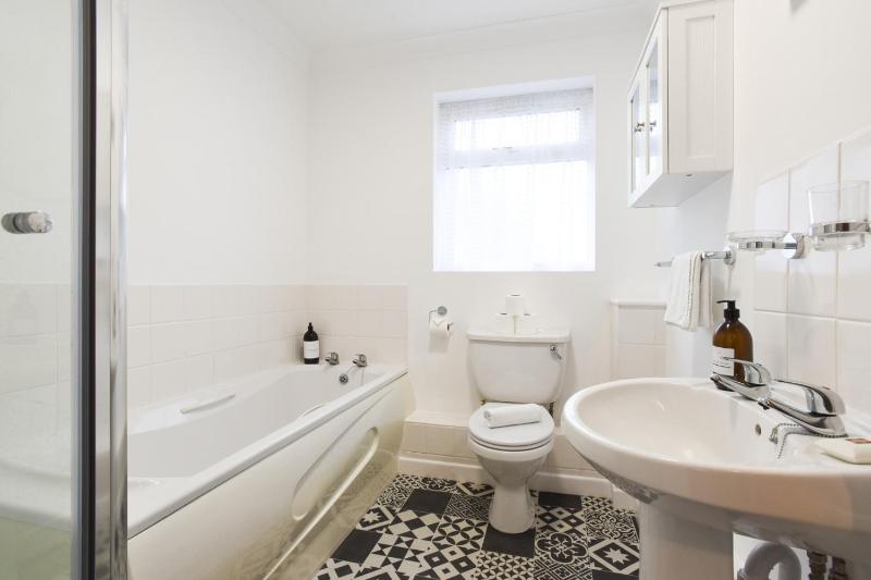 Air Maison - One Bedroom Retreat with Private Garden and Parking - image 21