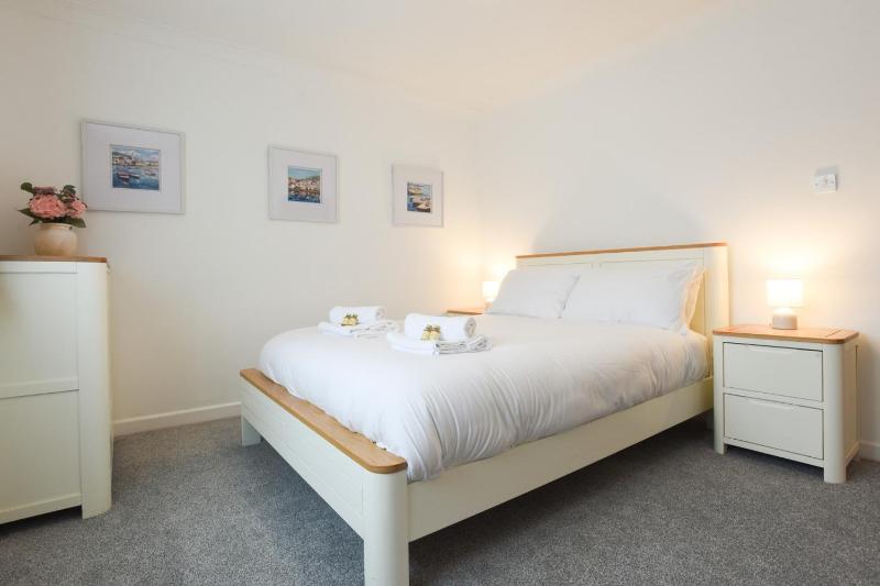 Air Maison - One Bedroom Retreat with Private Garden and Parking - image 10